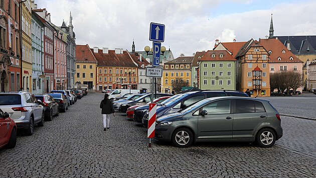 Nové parkovací poplatky na chebském náměstí, místo bezplatných devadesáti minut bude patnáct. (24. února 2026)