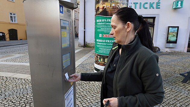 Nové parkovací poplatky na chebském náměstí, místo bezplatných devadesáti minut bude patnáct. (24. února 2026)