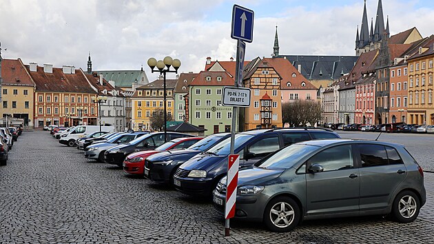 Nové parkovací poplatky na chebském náměstí, místo bezplatných devadesáti minut bude patnáct. (24. února 2026)