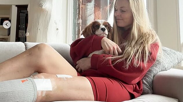 Lindsey Vonnová prodělala po zranění na olympijských hrách pět operací. Doma jí během rekonvalescence dělá společnost pejsek Chance.