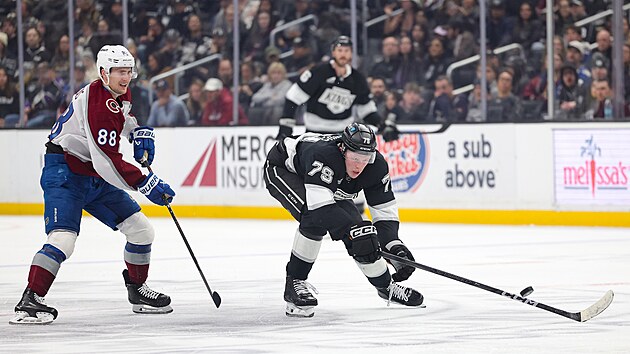 Martin Nečas z Colorado Avalanche a Samuel Helenius z Los Angeles Kings spěchají za pukem.