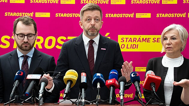 Tisková konference poslaneckého klubu Starostů. Na snímku zleva Jan Papajanovský, Vít Rakušan a Eliška Olšáková. (3. března 2026)