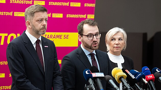 Tisková konference poslaneckého klubu Starostů. Na snímku zleva Vít Rakušan, Jan Papajanovský a Eliška Olšáková. (3. března 2026)