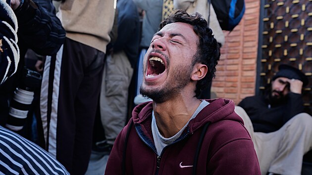 Šíitští muslimové truchlí nad smrtí íránského nejvyššího vůdce ajatolláha Alího Chameneího během protestu proti USA a Izraeli ve Šrínagaru v indické části Kašmíru. (1. března 2026)