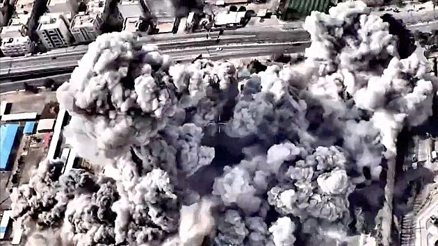 Kouř stoupá k nebi po izraelském vojenském útoku na velitelství íránských sil Basídž v Teheránu. (1. března 2026)