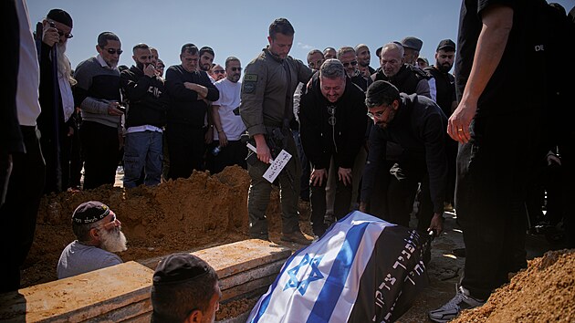 Truchlící na pohřbu Sáry Elimelechové a její dcery Ronit poté, co byly zabity při íránském raketovém útoku v Bejt Šemeši v Izraeli. (2. března 2026)