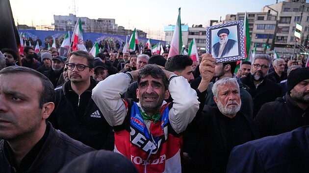 Lidé pláčou na shromáždění na náměstí v Teheránu poté, co byl při izraelském a americkém útoku zabit nejvyšší íránský vůdce ajatolláh Alí Chameneí. (1. března 2026)