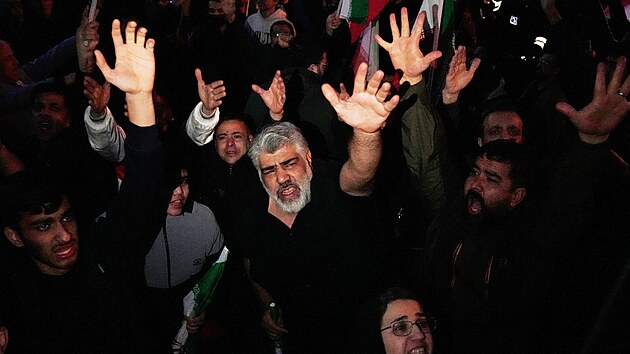 Lidé se účastní smutečního shromáždění na náměstí v Teheránu poté, co byl při izraelském a americkém útoku zabit nejvyšší íránský vůdce ajatolláh Alí Chameneí. (1. března 2026)