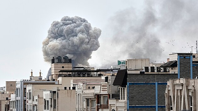 Oblouk kouře stoupá po útoku v Teheránu v Íránu. (2. března 2026)