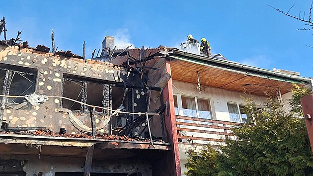 Hasiči při likvidaci požáru rodinného domu v Litvínově. Oheň přeskočil i na střechu domu sousedního. (4. března 2026)
