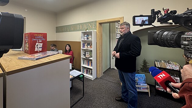 Po více než šesti týdnech se otevřel úřad v Chřibské na Děčínsku, kde v lednu útočil střelec. Dvě úřednice budou zatím vyřizovat jen některé záležitosti občanů v knihovně v přízemí. Na snímku také starosta obce Jan Machač. (4. března 2026)