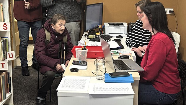 Po více než šesti týdnech se otevřel úřad v Chřibské na Děčínsku, kde v lednu útočil střelec. Dvě úřednice budou zatím vyřizovat jen některé záležitosti občanů v knihovně v přízemí. (4. března 2026)