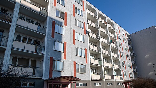 Panelový dům na Černé cestě v Olomouci, kde si obyvatelé stěžují na problémovou sousedku.