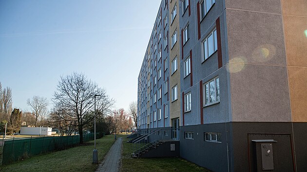 Panelový dům na Černé cestě v Olomouci, kde si obyvatelé stěžují na problémovou sousedku.