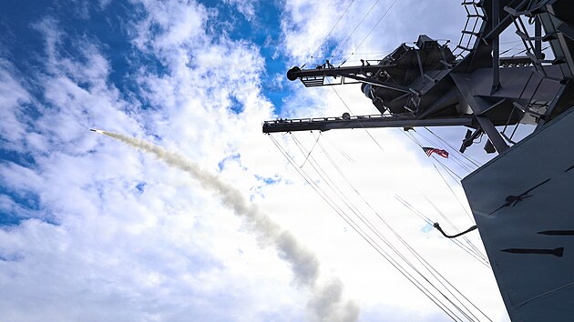 Snímek poskytnutý Centrálním velitelstvím USA zachycuje torpédoborec třídy Arleigh Burke USS Thomas Hudner (DDG 116) při odpalování řízené střely Tomahawk Land Attack Missile (TLAM) v rámci operace Epic Fury. (1. března 2025)