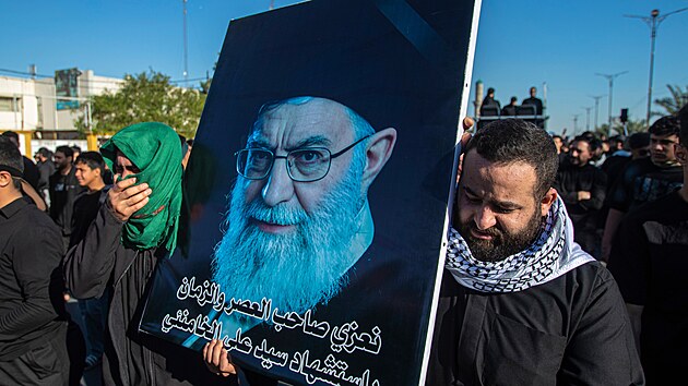 Šíitští muslimové truchlí nad smrtí íránského nejvyššího duchovního vůdce ajatolláha Alího Chameneího. (1. března 2026)