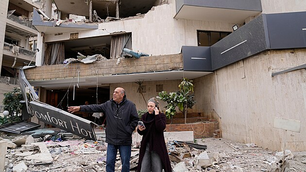 Lidé v libanonském Bejrútu stojí před hotelem, který zasáhla izraelská raketa. (4. března 2026)