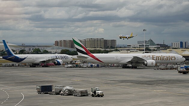 Letadlo se připravuje k přistání vedle zaparkovaných letadel blízkovýchodních dopravců na mezinárodním letišti v Manile na Filipínách. (2. března 2026)