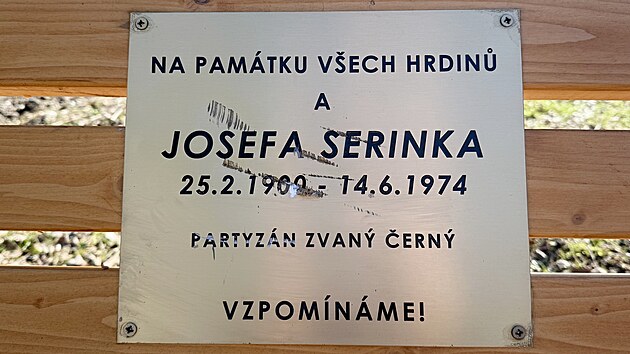 Na informační ceduli se objevily rýhy a hanlivý nápis dopsaný fixem, který později někdo odstranil. (2. března 2026)