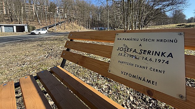 Na informační ceduli se objevily rýhy a hanlivý nápis dopsaný fixem, který později někdo odstranil. (2. března 2026)