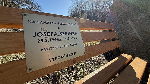 Na informační ceduli se objevily rýhy a hanlivý nápis dopsaný fixem, který později někdo odstranil. (2. března 2026)