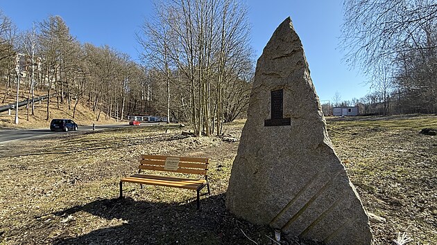 Lavička stojí u pietního místa „Děti, které nepoznaly svět“, na pomníku jsou jména 11 dětí, které za druhé světové války žily jen v nacistických lágrech. (2. března 2026)