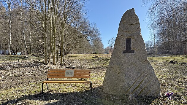 Lavička stojí u pietního místa „Děti, které nepoznaly svět“, na pomníku jsou jména 11 dětí, které za druhé světové války žily jen v nacistických lágrech. (2. března 2026)