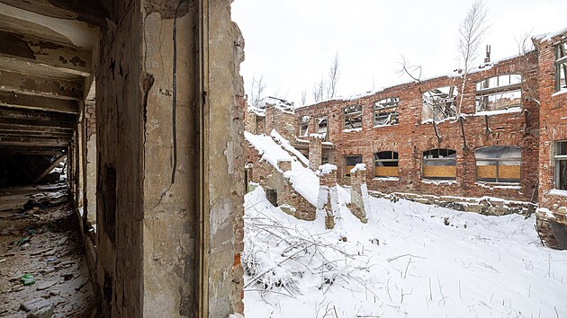 Továrna Elias Palme v Kamenickém Šenově má slavnou historii, dnes je z ní ale ruina. Koupil ji Nadační fond Eliáška a chce do objektu opět vrátit život.