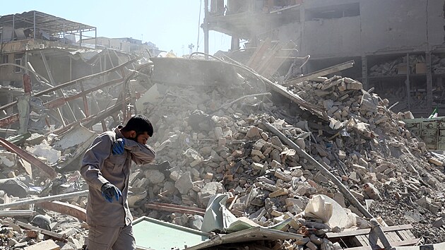 Po americko-izraelských útocích jsou mnohé části Teheránu v troskách. (3. března 2026)