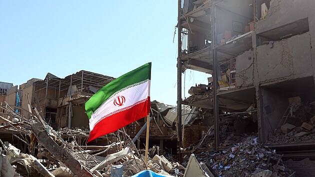 Po americko-izraelských útocích jsou mnohé části Teheránu v troskách. (3. března 2026)