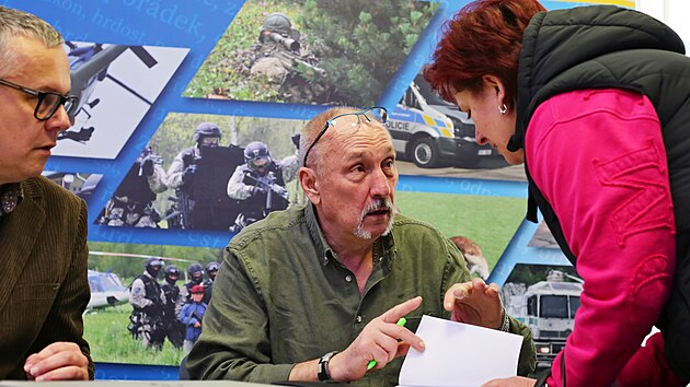 Bývalý kriminalista Václav Hýsek a spisovatel a novinář Pavel Pechoušek pokřtili druhý díl knihy Budějovická mordparta. (2. března 2026)