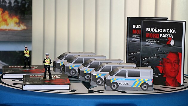 Bývalý kriminalista Václav Hýsek a spisovatel, novinář Pavel Pechoušek pokřtili druhý díl populární knihy Budějovická mordparta. (2. března 2026)