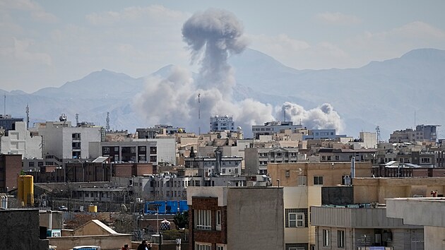 Kouř se vznáší nad íránskou metropolí Teheránem po izraelských útocích. (1. března 2026)