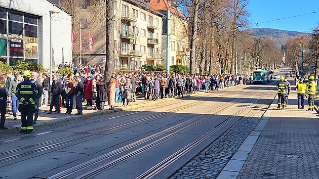 Studenti byli ze školy evakuování, mluvčí záchranářů potvrdil, že na místě není nikdo zraněný.