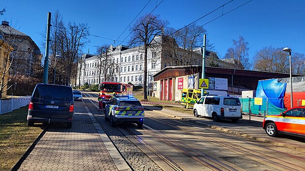 Složky integrovaného záchranného systému zasahují v budovách Střední průmyslové školy v Liberci kvůli výhružnému e-mailu o údajném uložení nástražného výbušného systému.
