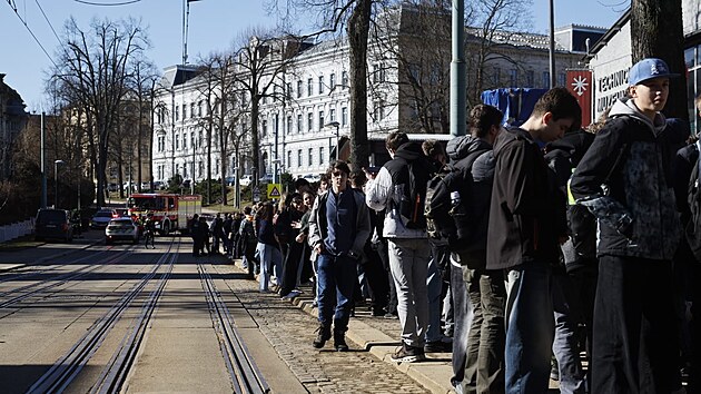 Studenti byli ze školy evakuování, mluvčí záchranářů potvrdil, že na místě není nikdo zraněný.