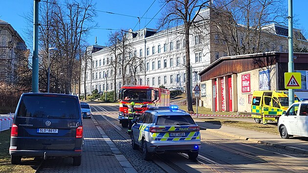Složky integrovaného záchranného systému zasahují v budovách Střední průmyslové školy v Liberci kvůli výhružnému e-mailu o údajném uložení nástražného výbušného systému.