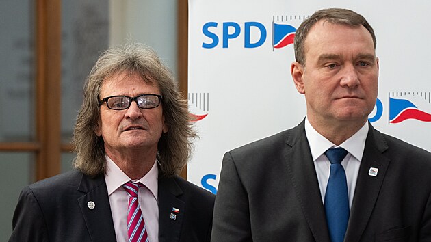 Tiskov&aacute; konference poslaneck&eacute;ho klubu SPD. Zleva Miroslav &Scaron;evč&iacute;k a Radim Fiala. (3. března 2026)