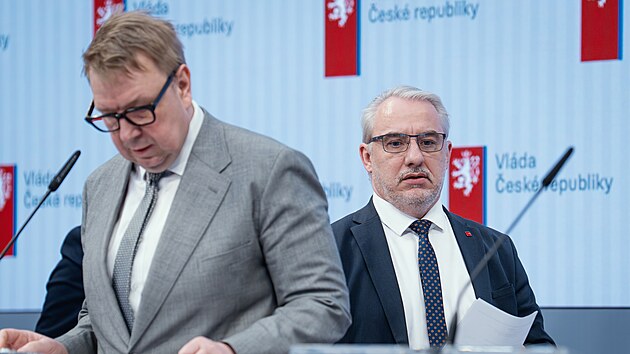 Ministr pr&aacute;ce a soci&aacute;ln&iacute;ch věc&iacute; Ale&scaron; Juchelka (vlevo) a předseda odborů Josef Středula na jedn&aacute;n&iacute; tripartity (9. března 2026)