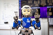 Roboti spolupracující s lidmi a elektromobily jako pojízdné baterie