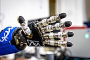 Roboti spolupracující s lidmi a elektromobily jako pojízdné baterie