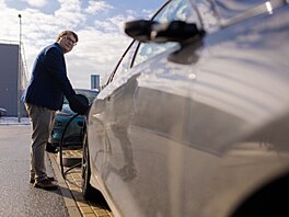 Roboti spolupracující s lidmi a elektromobily jako pojízdné baterie