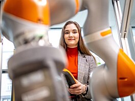 Roboti spolupracující s lidmi a elektromobily jako pojízdné baterie