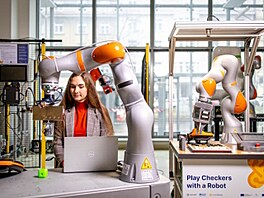 Roboti spolupracující s lidmi a elektromobily jako pojízdné baterie