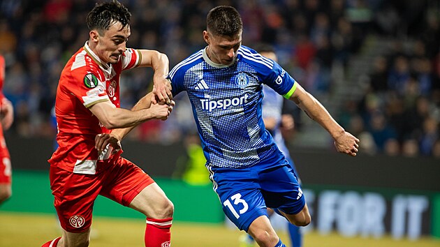 Olomouck&yacute; Jiř&iacute; Sl&aacute;ma (vpravo) v akci proti Mohuči.