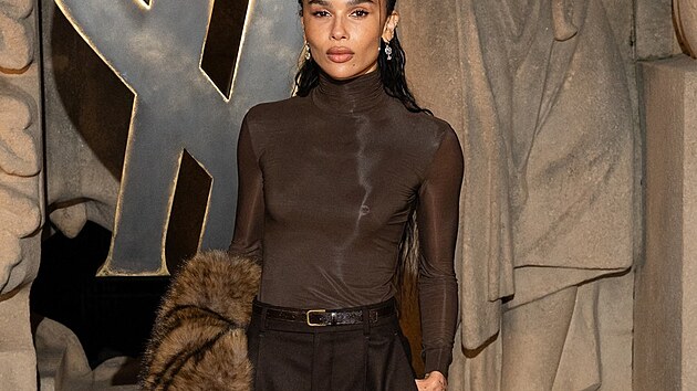 Herečka a modelka Zoe Kravitzová byla elegance sama. Vsadila na pánský střih kalhot a celý outfit ladila do odstínů hnědé. Jako doplněk zvolila kožešinu.