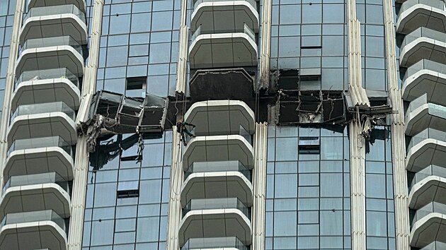 Bezpilotní letoun zasáhl dubajskou luxusní čtvrť. (12. března 2026)