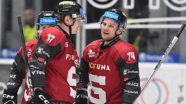 Sparťan Michal Vitouch se raduje s Adamem Ra&scaron;kou z g&oacute;lu v z&aacute;pase s Plzn&iacute;.