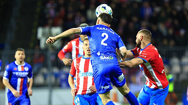 &Scaron;těp&aacute;n Harazim z Artisu Brno hlavičkuje během z&aacute;pasu se Zbrojovkou.