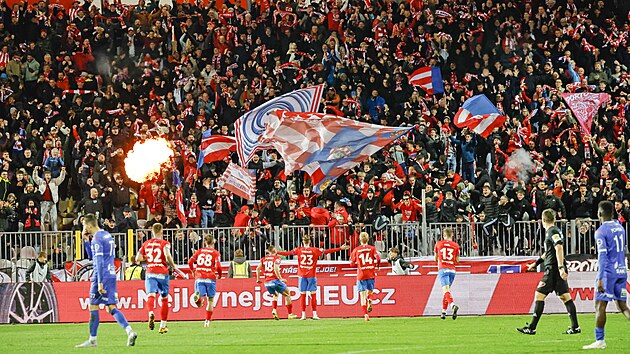 Luk&aacute;&scaron; Vorlick&yacute; (23) oslavuje trefu proti brněnsk&yacute;m rivalům před sv&yacute;mi fanou&scaron;ky.